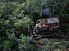 Buldozer odstrauje stromy ze zalesnné oblasti poblí Las Lomitas (18. dubna...