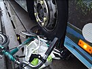Cyklista skonil pod koly trolejbusu.