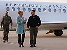 Zelenského po píletu do Francie uvítala premiérka Élisabeth Borneová. (14....