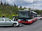 P�i nehod� autobusu a osobn�ho auta v Kam�ck� ulici se zranilo p�t lid�.