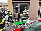 Vbuch v dom u hradeck Dukelsk tdy pokodil obchod, dv zaparkovan auta a...