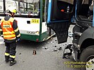 Dopravní nehoda v Plzni, kamion nedal přednost trolejbusu. Zranila se v něm...