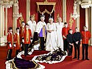 Král Karel III., královna Camilla, dvorní dámy a páata v den korunovace...