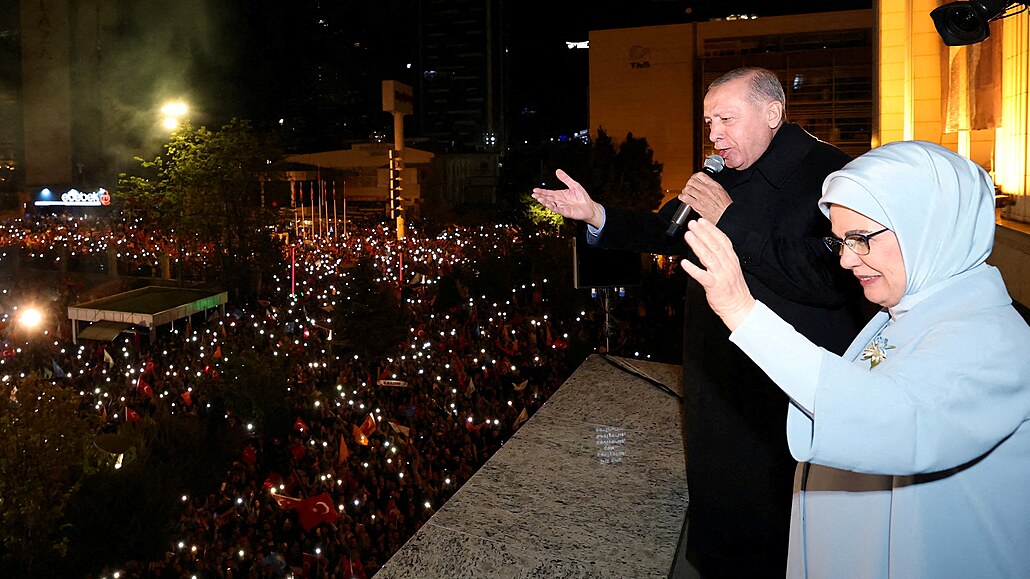 Recep Tayyip Erdogan v prvním veejném vystoupení po uzavení volebních...