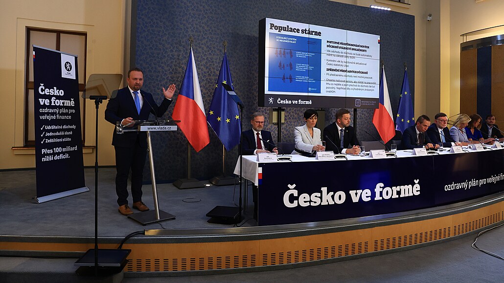 Marian Jurečka (KDU-ČSL) s odborníky představil detaily důchodové reformy a...