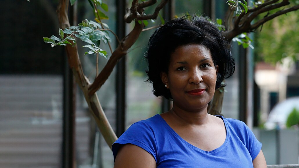 Na fotografii z roku 2013 sedí Monica Maciasová u svého tehdej�ího bydli�t� v...