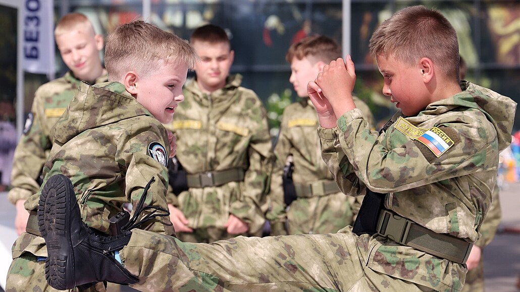 Chlapci ve vojenských uniformách bojují na festivalu pro děti a mládež v...