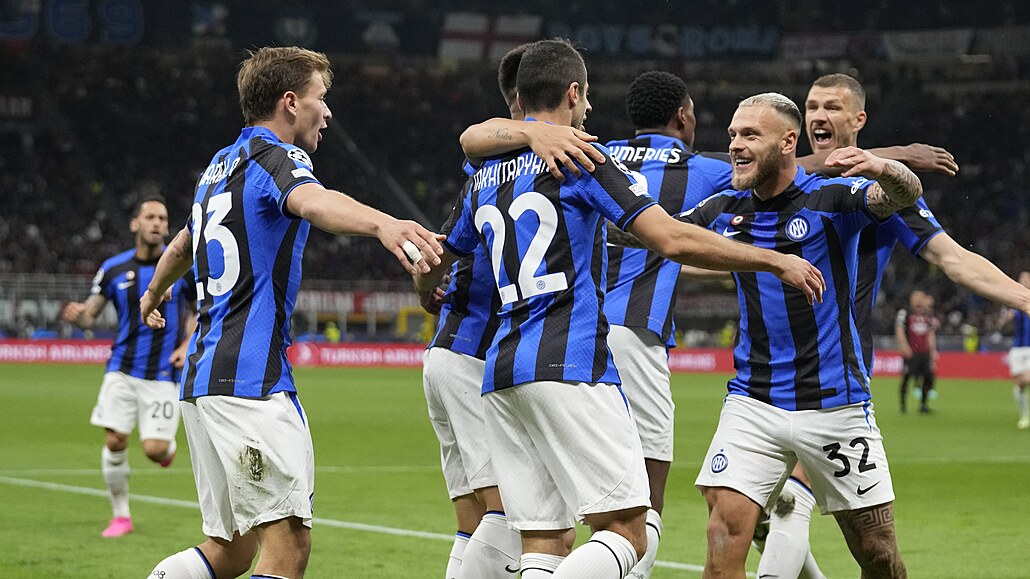 Fotbalisté Interu oslavují trefu proti AC Milán.