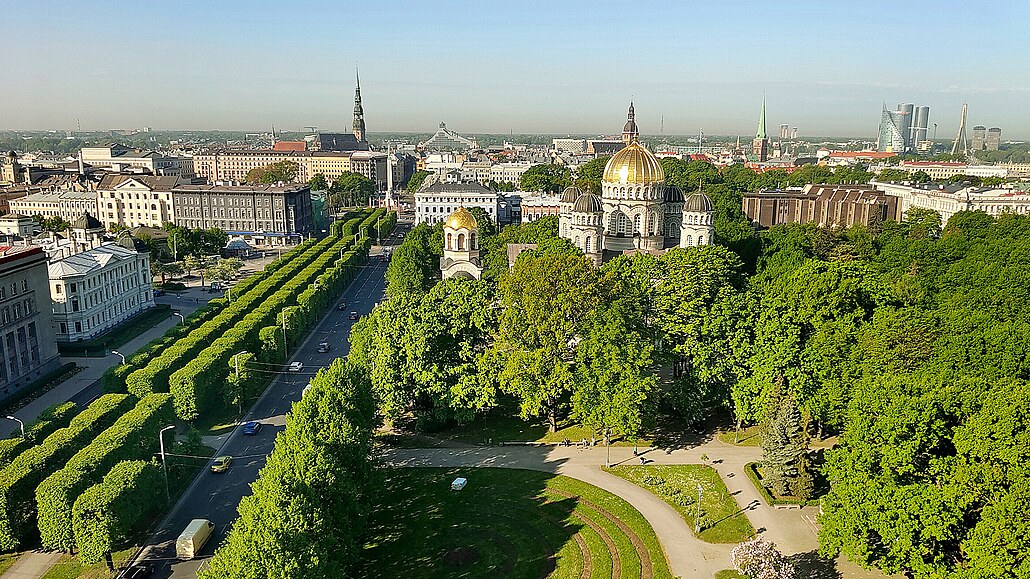 Riga. Výhled na m�sto ze 14. patra vý�kového hotelu. V pop�edí je Chrám...