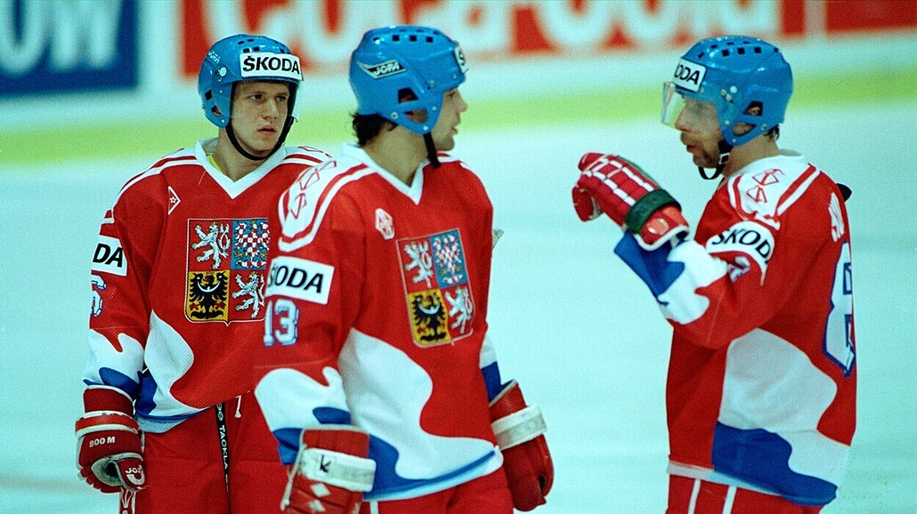 Miloslav Hořava (vpravo) se radí s Richardem Žemličkou, v pozadí přihlíží Jan...
