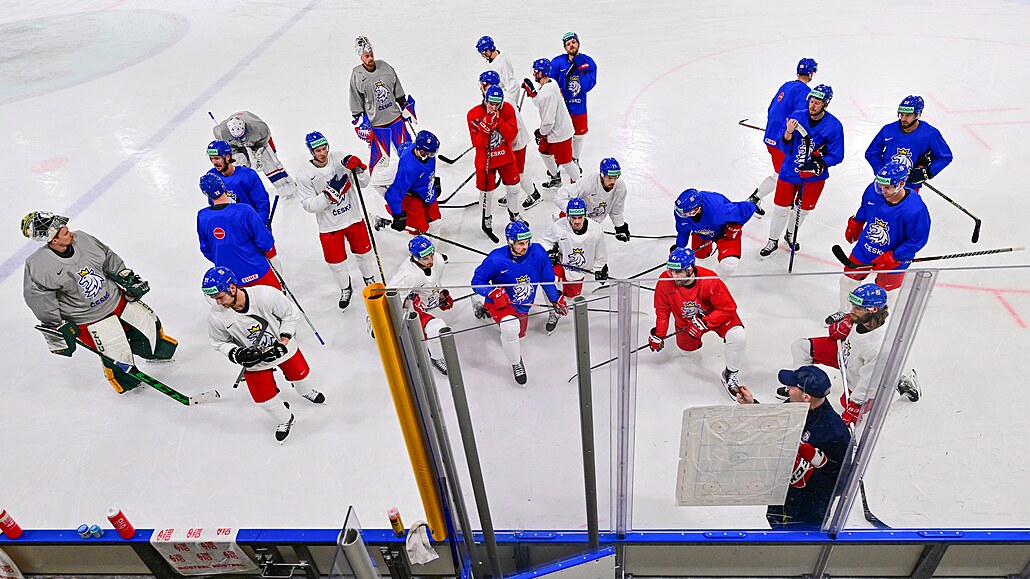Čeští hokejisté poslouchají pokyny při tréninku v Rize.