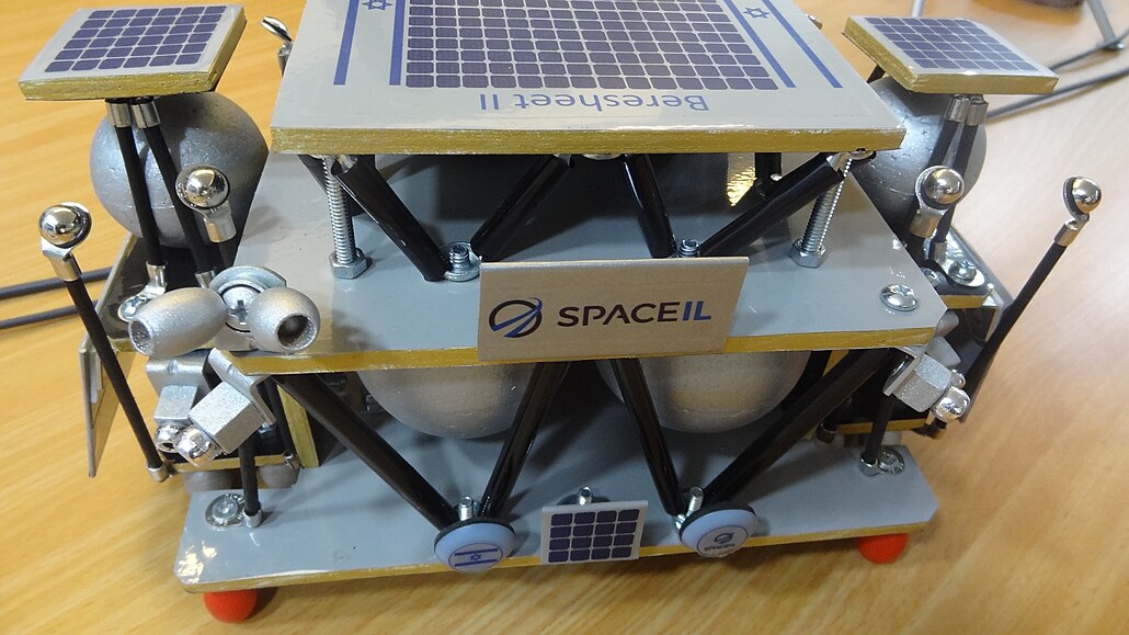 Model druhé izraelské sondy, ta pro vtí úspch mise ponese dva pistávací...