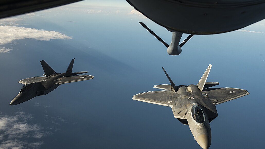 Americké letouny F-22 Raptor ped doplováním paliva za letu