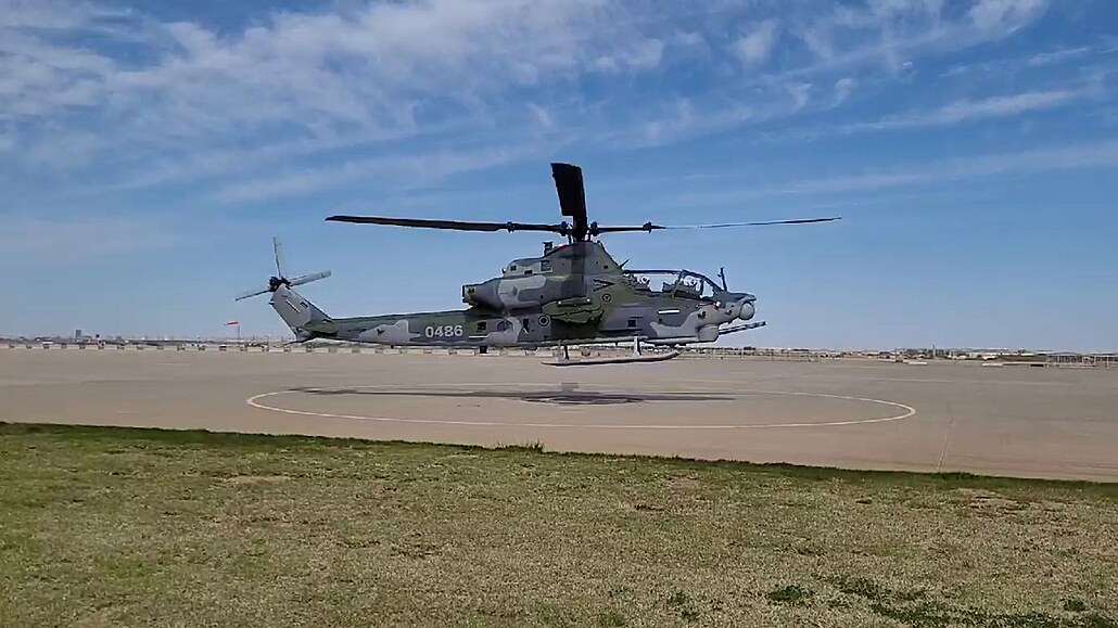 Vrtulník AH-1Z Viper se poprvé vznesl v českých barvách