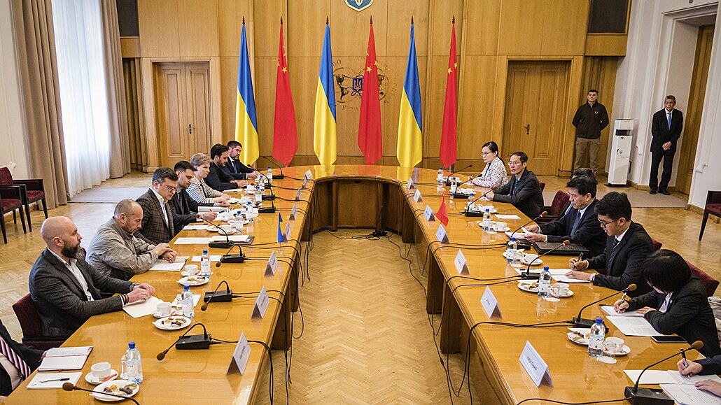 Čínský zmocněnec pro euroasijské záležitosti při návštěvě Kyjeva (16. května...