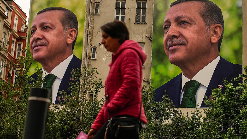 Neznámá žena v Istanbulu prochází kolem portrétů tureckého prezidenta Recepa...