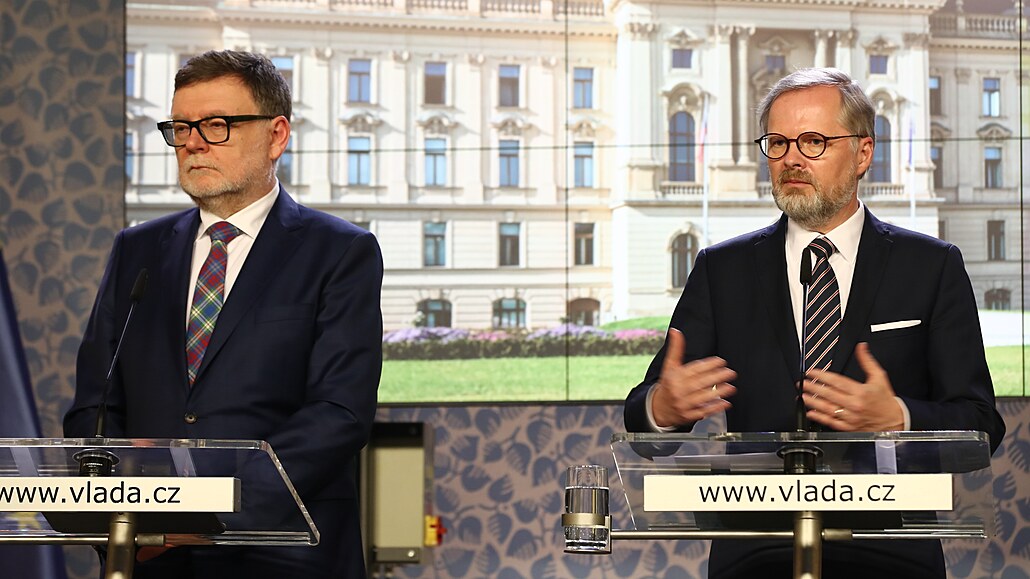 Premiér Petr Fiala a ministr financí Zbyněk Stanjura po jednání vlády s odbory...