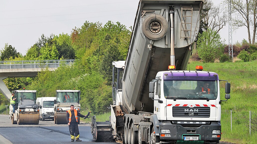 Až o 15 let by měly aktuální opravy povrchu prodloužit životnost dálnice D6...