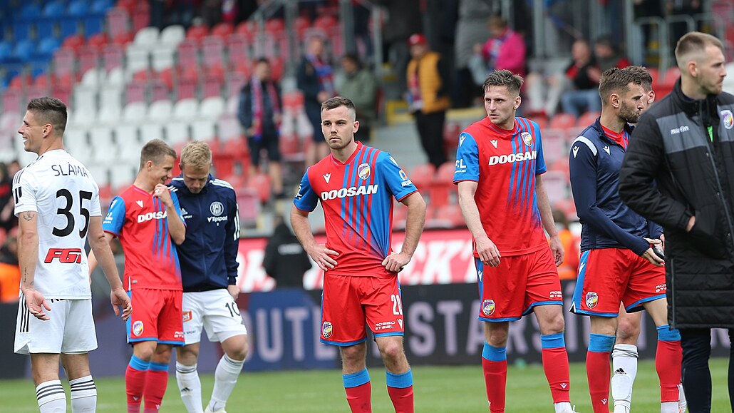 Smutek plze�ských fotbalist� po porá�ce s Olomoucí. Uprost�ed Pavel Bucha.