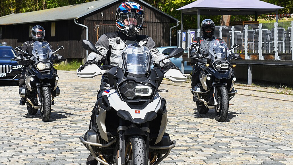 eský prezident Petr Pavel (uprosted) pijel na motorce do bavorského msta...