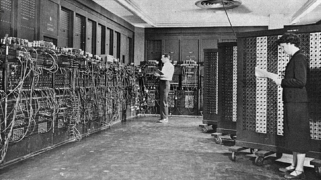 Elektronkový počítač ENIAC. Pracoviště vkládání programu do stroje.