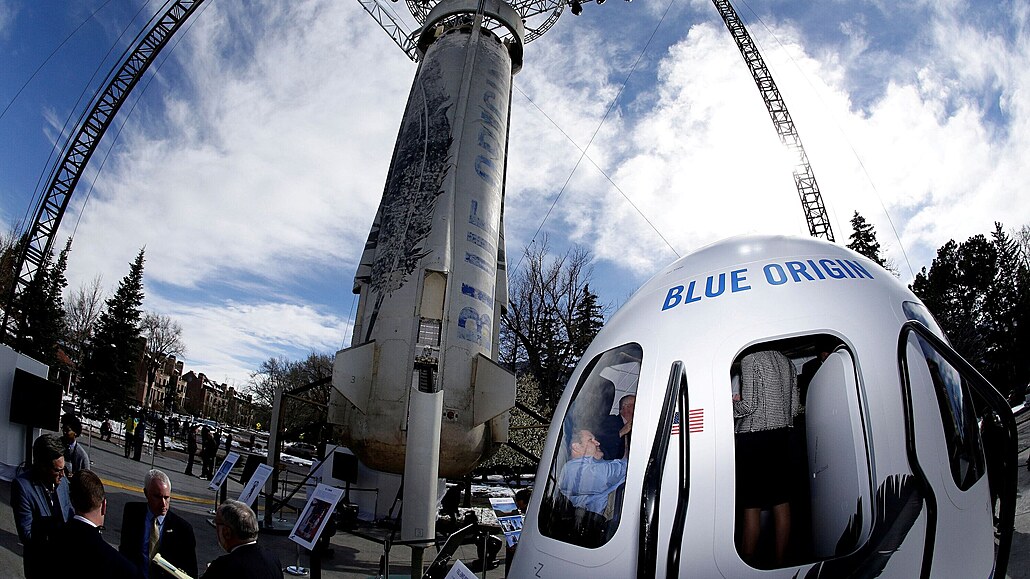 Maketa kapsle Blue Origin a raketového nosiče  New Shepard na 33. vesmírném...
