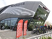 Tým cyklistů, kteří kola testovali, před prodejnou ekolo.cz, která kola poskytla