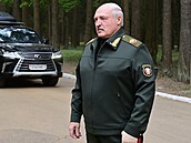 Běloruský prezident Alexandr Lukašenko při návštěvě velitelského stanoviště...