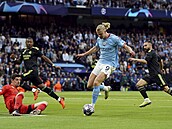 Erling Haaland z Manchesteru City (9) postupuje s míčem proti bráně Realu...