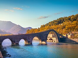 Ponte della Maddalena v Itálii je historický kamenný obloukový most ze 14....