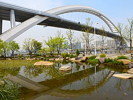 Lupu Bridge v anghaji je impozantní obloukový most pes eku Huangpu s...