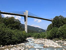 Sunniberg Bridge je elegantní zavený most ve výcarských Alpách, který je...