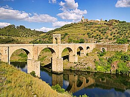 Most Alcántara ve panlsku je starovký ímský kamenný most pes eku Tajo v...