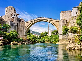 Kamenný Stari Most (Starý most) v bosenském mst Mostar pes eku Neretvu....