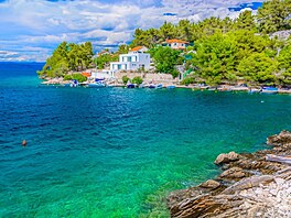 Ostrov olta leí vlastn tak blízko Splitu, e jej vtina turist pi spchu...