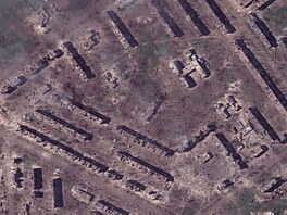 Satelitní snímek ukazuje školu a byty v ukrajinském Bachmutu (15. května 2023)