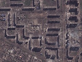 Satelitní snímek ukazuje koly a bytové domy v ukrajinském Bachmutu. (15....
