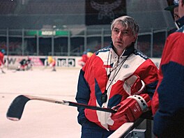 Trenér reprezentace Ivan Hlinka trénuje b�hem MS 1993.
