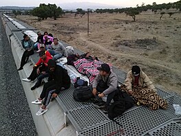 Migranti, peván z Venezuely, ekají v Mexiku na vlak, který pojede k...