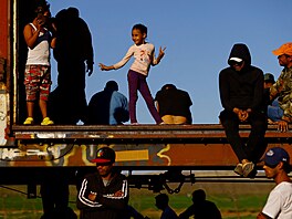 Migranti, peván z Venezuely, ekají v Mexiku na vlak, který pojede k...