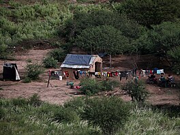 Rodina ped svým domem v blízkosti odlesnných oblastí poblí Las Lomitas (18....