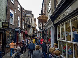 V ulici Shambles v Yorku m�li p�vodn� své krámky �ezníci. Dnes zde p�eva�ují...