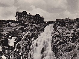 Labská bouda s vodopádem na pohlednici odeslané roku 1959