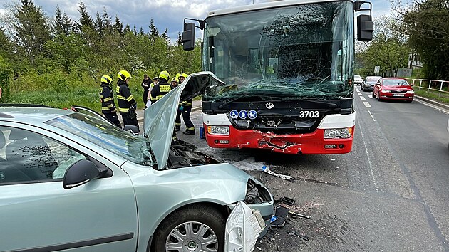 Nehoda osobnho vozidla a autobusu v ulici Kamck v Praze (11. kvtna 2023).