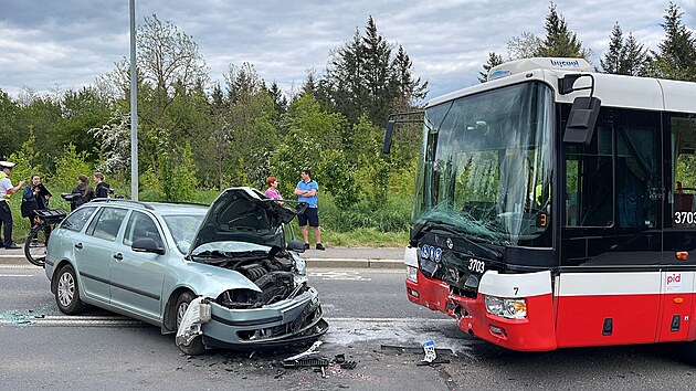 Nehoda autobusu a osobnho auta v ulici Kamck v Praze (11. kvtna 2023).