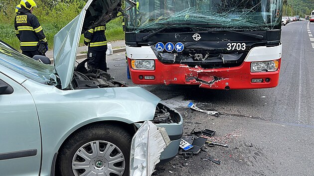 �eln� sr�ka osobn�ho auta a autobusu v ulici Kam�ck� (11. kv�tna 2023).