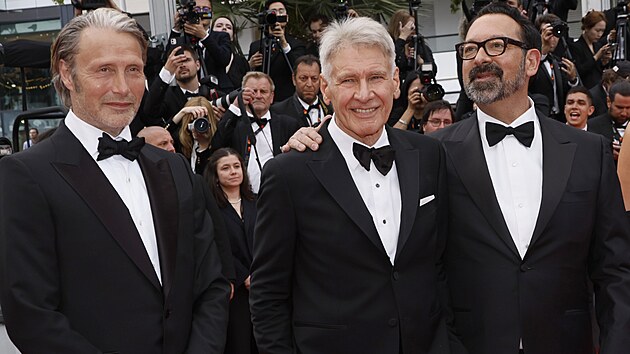 Herec Harrison Ford (druh zleva) na festivalu v Cannes na premie ptho dlu o Indiana Jonesovi. (18. kvtna 2023)