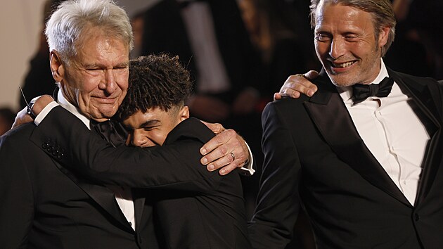 Herec Harrison Ford a Mads Mikkelsen (vpravo) na festivalu v Cannes na premie ptho dlu o Indiana Jonesovi. (18. kvtna 2023)