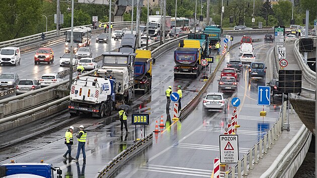 Odstartovala dal fze opravy Barrandovskho mostu v Praze. idii mus potat se zdrenm hlavn na pjezdovch cestch. (15. kvtna 2023)