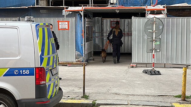 Kriminalist� vyj�d�li na pra�sk� �i�kov, kde mu� napadl �enu a pobodal ji no�em. (10. kv�tna 2023)
